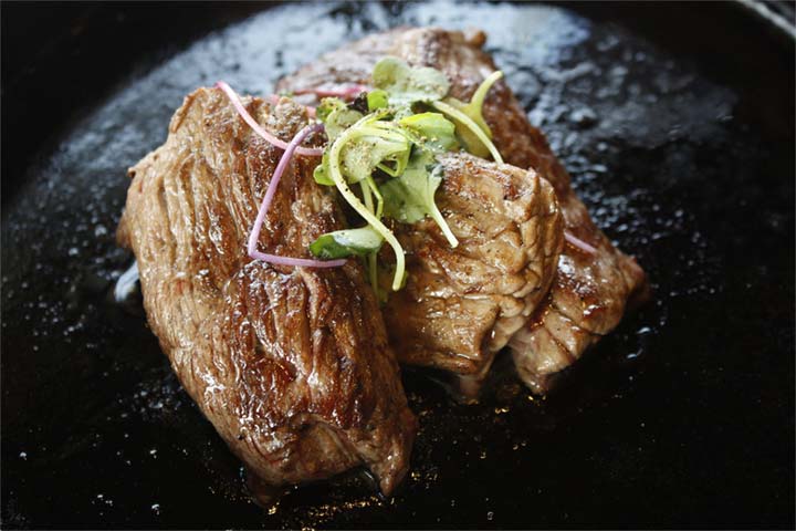 pieza de carne cocinada a la piedra