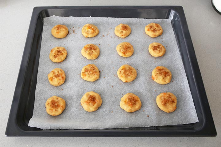 Hornear las galletas de albaricoque y almendra