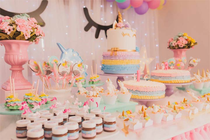 Mesa de dulces con motivos de unicornio