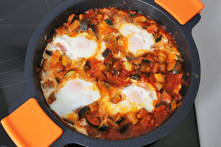 Pisto de verduras con huevos escalfados