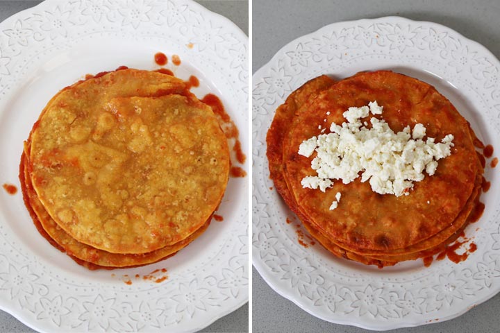 Tortillas mojadas en salsa de chiles y rellenas con queso desmenuzado