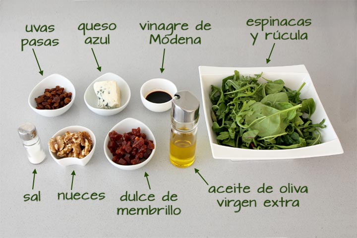Ingredientes para hacer ensalada de espinacas, queso azul y membrillo