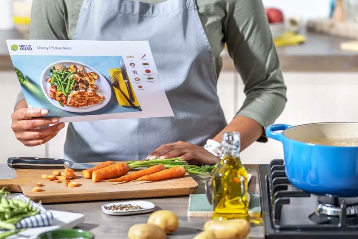 Preparando uno de los kits de cocina de HelloFresh