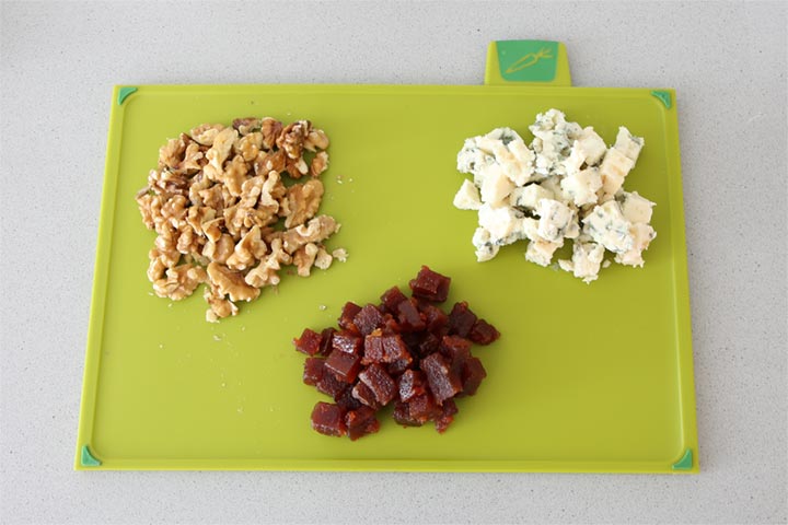 Trozos de nueces, queso azul y membrillo