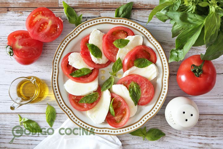 Receta para hacer ensalada caprese con aceite de oliva ecológico