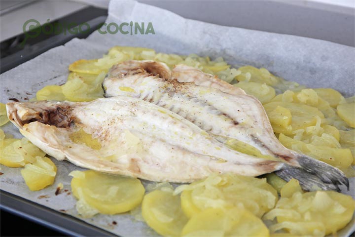 Dorada al horno con patatas y cebolla