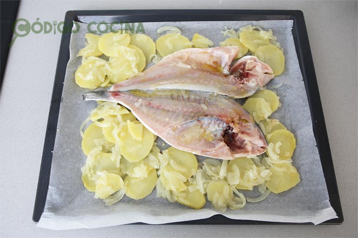 Pescado al horno con patatas sobre bandeja de horno