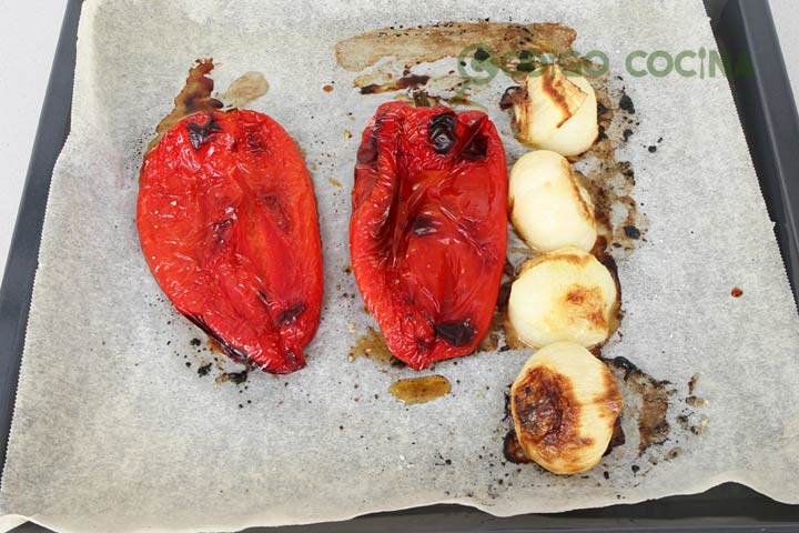 Pimientos rojos y cebolla asados