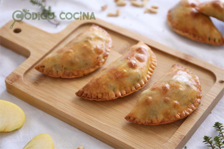 Receta de empanadillas con morcilla, manzana y piñones