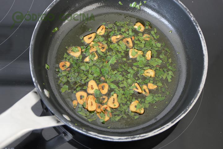 Refrito de ajos para la dorada al horno