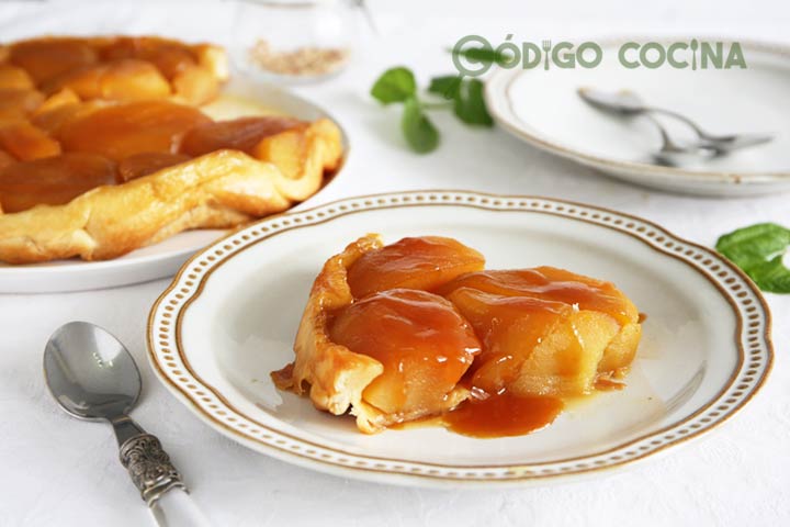 Porción de tarta Tatin con hojaldre, cubierta con caramelo