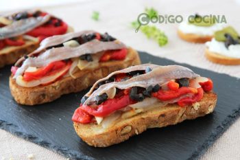 Tostas con pimientos asados y anchoas