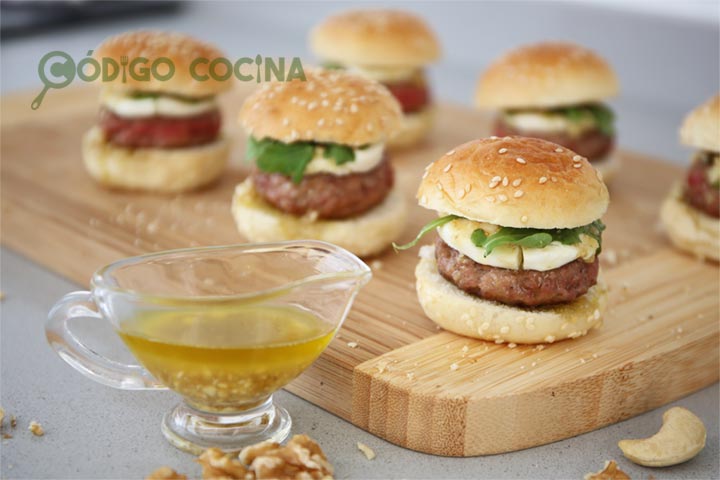 Hamburguesas de queso de cabra con vinagreta de miel