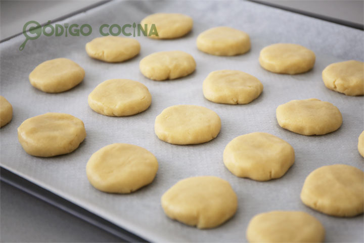 Galletas fáciles de mantequilla sobre bandeja de horno