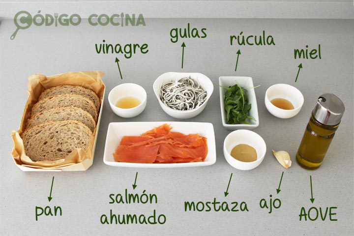 Ingredientes para hacer tostas con salmón ahumado y gulas, aliñadas con vinagreta