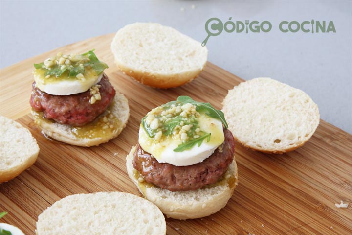 Mini hamburguesas con queso de cabra