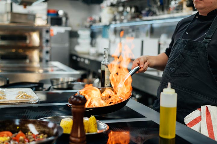 Chef canario cocinando en una cocina profesional