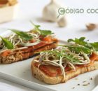 Tostas de salmón ahumado y gulas