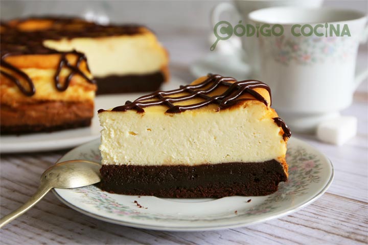 Tarta de queso con base de brownie