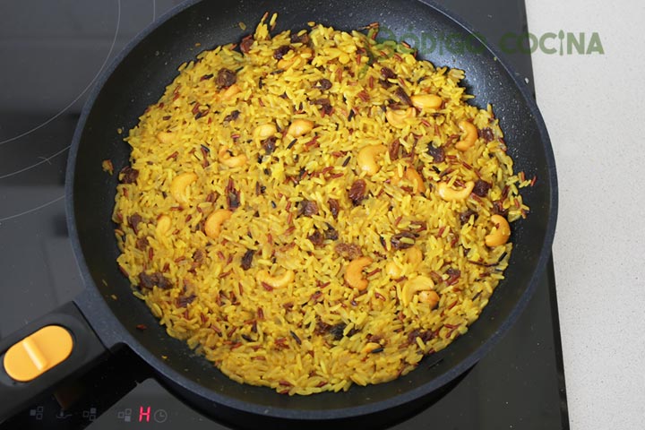 Arroz con pasas y anacardos