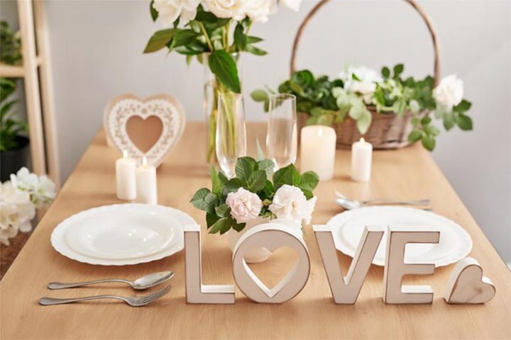 Decoración de mesa de comedor con letras