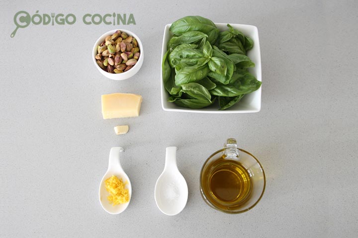 Ingredientes para hacer pesto de pistachos y albahaca