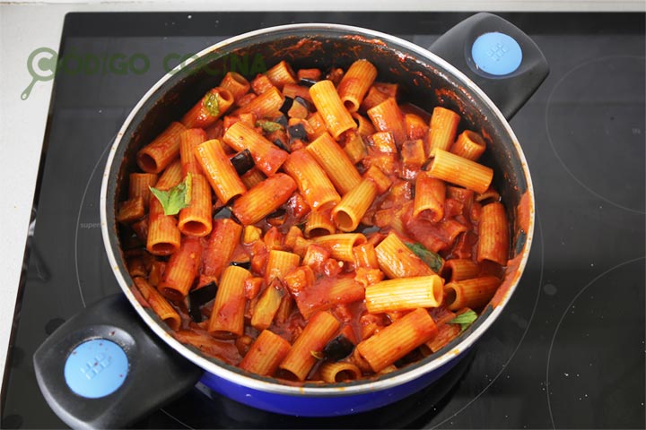 Incorporar la pasta a la salsa de tomate y berenjena