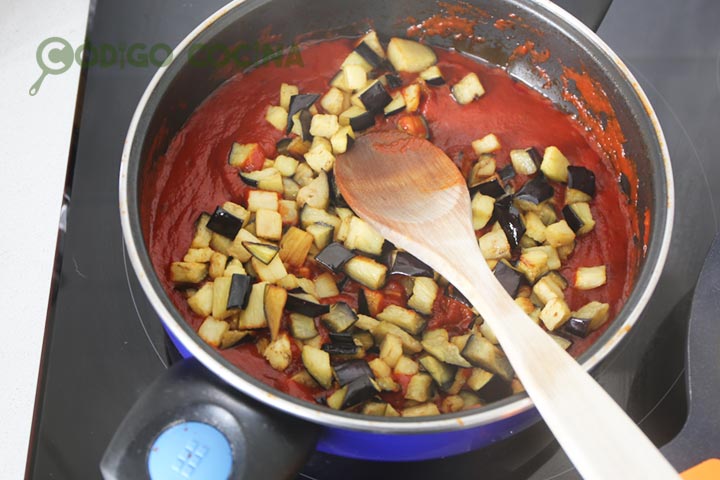 Mezclar la berenjena con la salsa de tomate