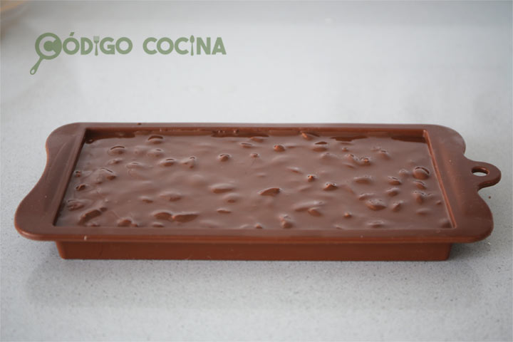 Turrón de chocolate negro con almendra