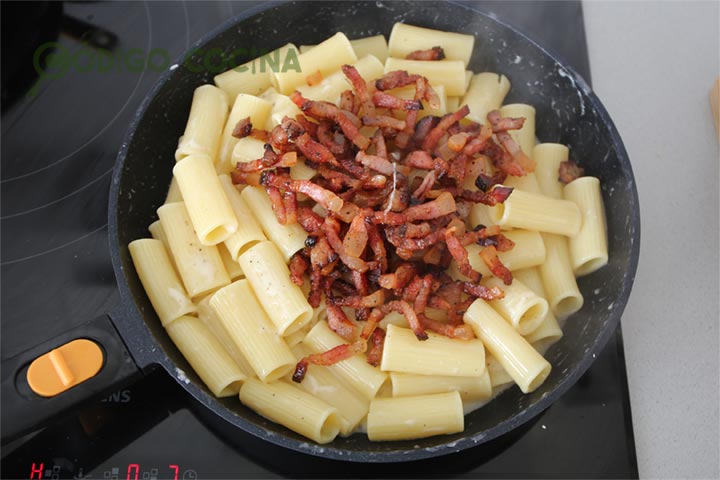 Pasta con guanciale y pecorino