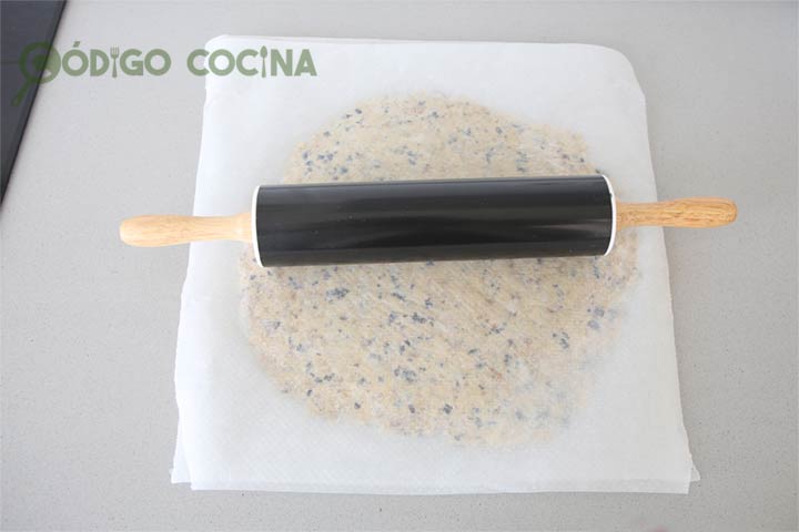 Estirar la masa de galletas de parmesano