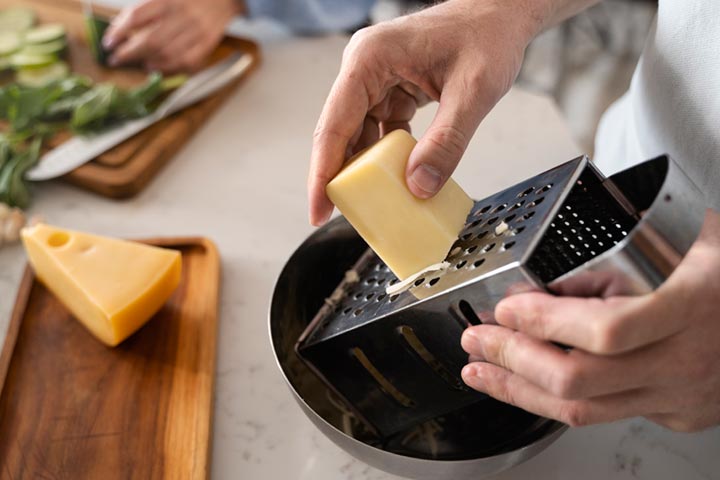Rallador de queso, otro elemento del menaje de cocina fundamental
