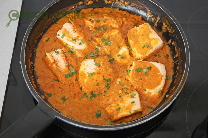Pescado en salsa de curry y leche de coco