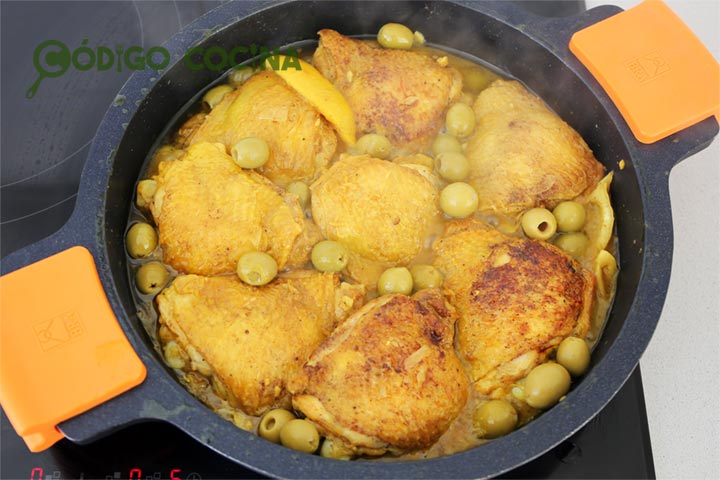 Pollo guisado con aceitunas