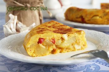 Tortilla de patata bacalao y piquillos