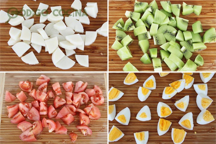 Trocear los palmitos, el kiwi, el tomate y el huevo duro