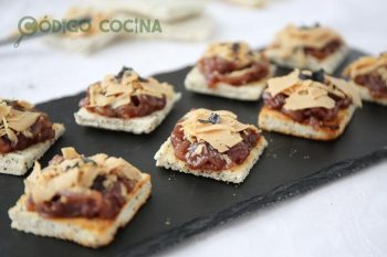 Canapés de foie con cebolla caramelizada