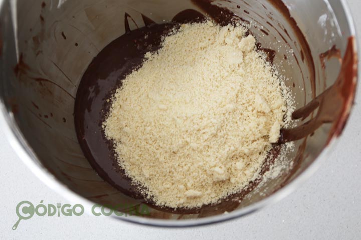 Incorporar harina de almendra a la masa de torta caprese