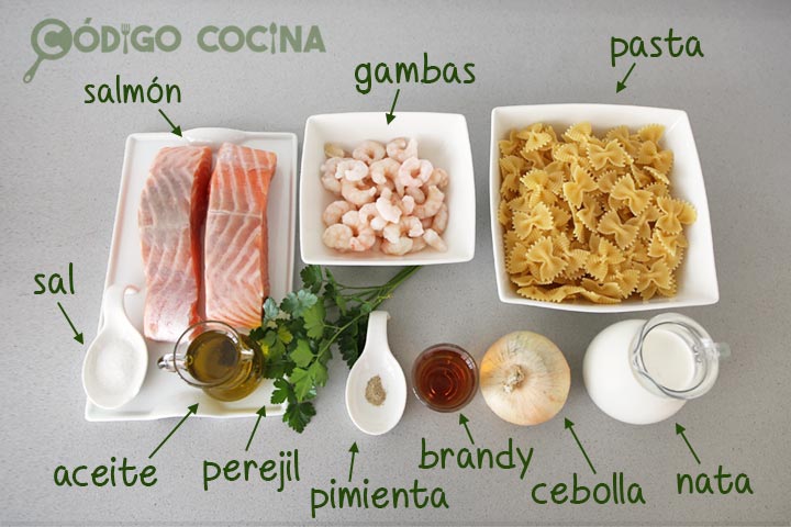 Ingredientes para hacer pasta con salmón y gambas