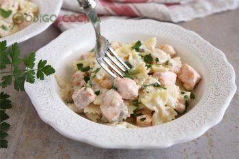 Pasta con salmón, gambas y nata