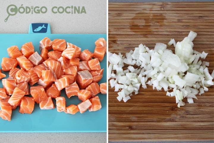 Trocear el salmón fresco y la cebolla