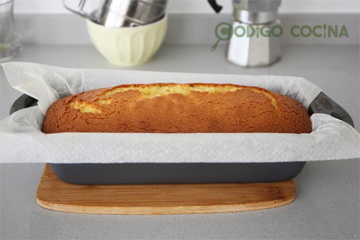 Bizcocho de naranja alto y esponjoso en molde de plumcake