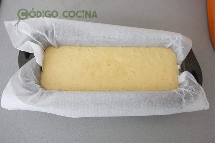 Molde alargado con masa de bizcocho de naranja
