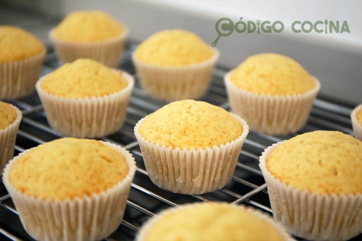 Cupcakes de vainilla para el Día de la Madre sobre rejilla