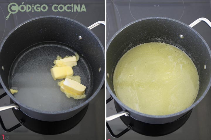 Derretir la mantequilla con agua y azúcar