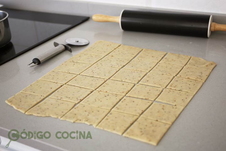 Masa de pestiños cortada en cuadrados