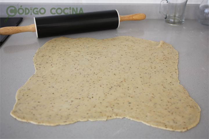 Masa de pestiños estirada fina con rodillo