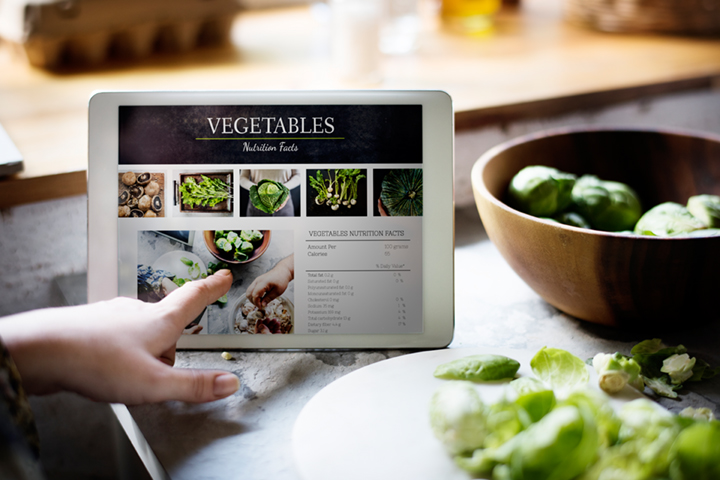 Navegando por Internet para buscar ideas de recetas