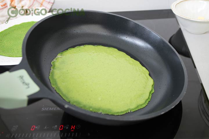 Extender la masa de crepes