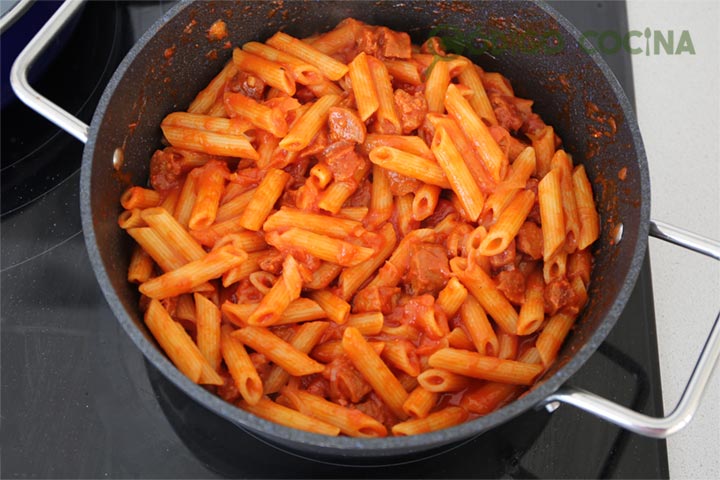 Macarrones con chorizo y tomate